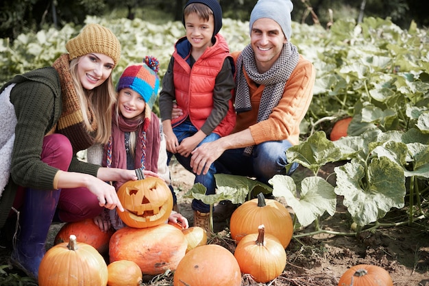 Free photo close up on young and happy family spending time together