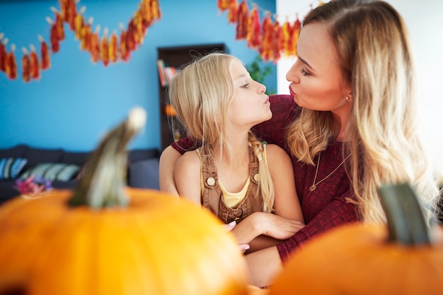 Primo piano sulla famiglia giovane e felice di trascorrere del tempo insieme