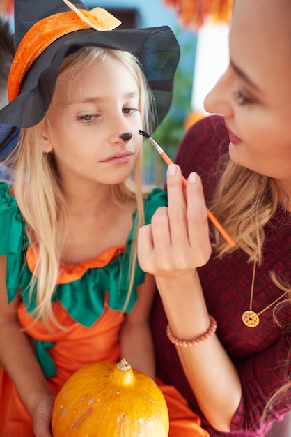 Primo piano sulla famiglia giovane e felice di trascorrere del tempo insieme