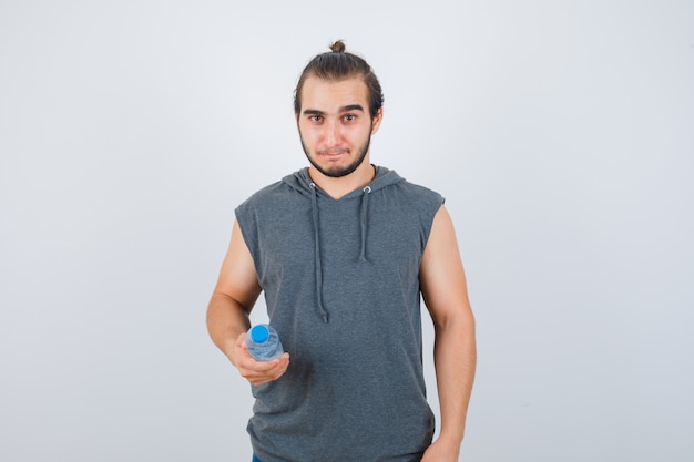 Free photo close up on young man gesturing isolated