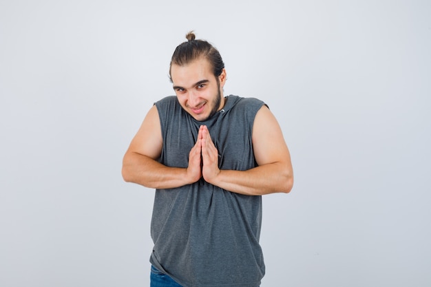 Free photo close up on young man gesturing isolated