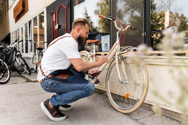 自転車に取り組んでいる若い男にクローズアップ