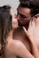 Бесплатное фото Крупным планом молодые голые пары целуются