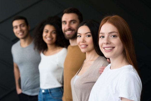 Foto gratuita giovani del primo piano che sorridono insieme