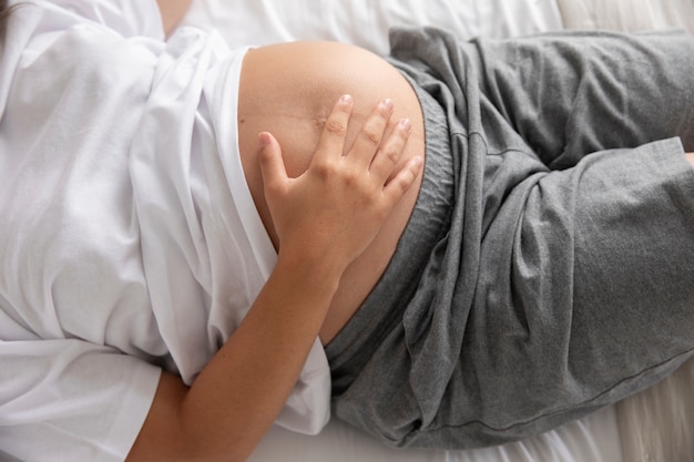 Крупным планом на спящей молодой беременной женщине