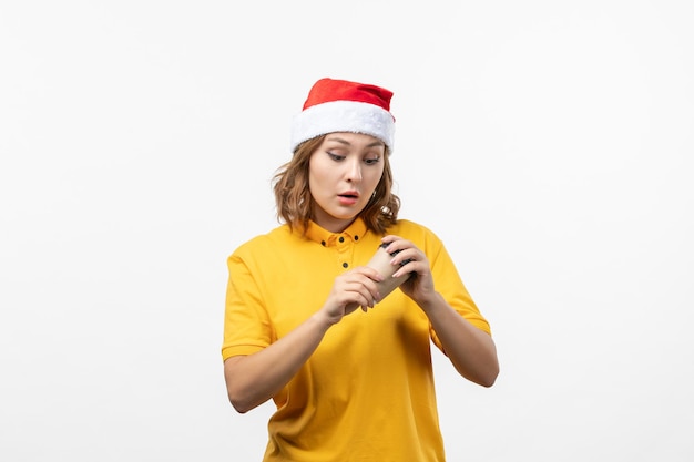 孤立したクリスマス帽子をかぶって若いきれいな女性にクローズアップ