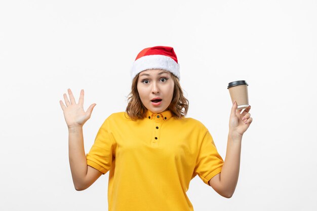 孤立したクリスマス帽子をかぶって若いきれいな女性にクローズアップ