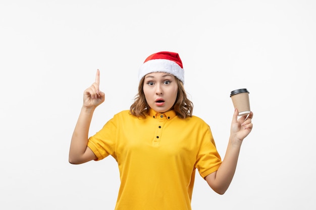 孤立したクリスマス帽子をかぶって若いきれいな女性にクローズアップ