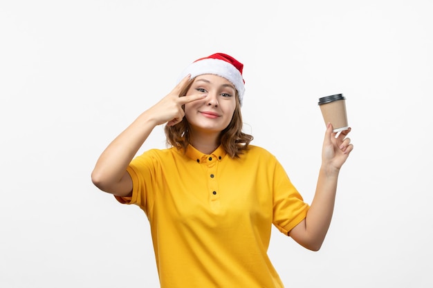 Primo piano sulla giovane donna graziosa che indossa il cappello di natale isolato