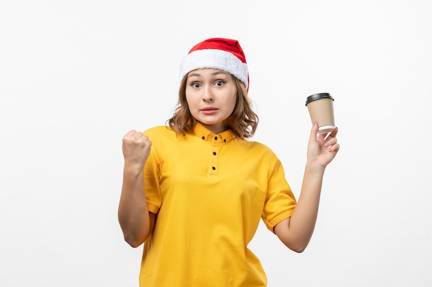 孤立したクリスマス帽子をかぶって若いきれいな女性にクローズアップ