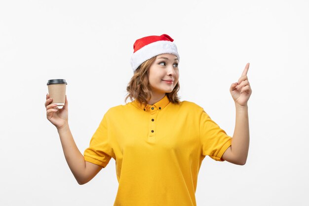 孤立したクリスマス帽子をかぶって若いきれいな女性にクローズアップ