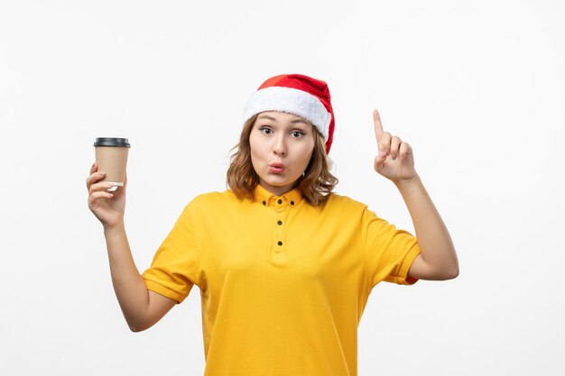 孤立したクリスマス帽子をかぶって若いきれいな女性にクローズアップ