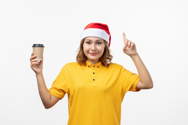 孤立したクリスマス帽子をかぶって若いきれいな女性にクローズアップ