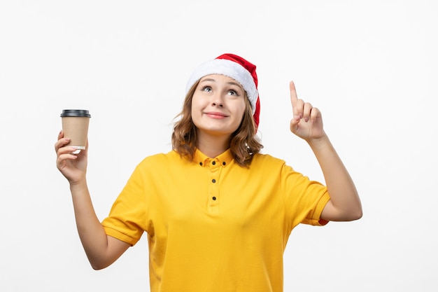 孤立したクリスマス帽子をかぶって若いきれいな女性にクローズアップ