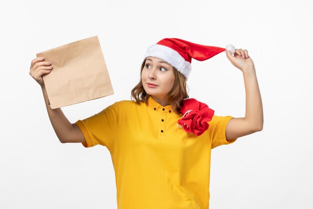 Крупным планом на молодая красивая женщина в шляпе Рождество изолированные
