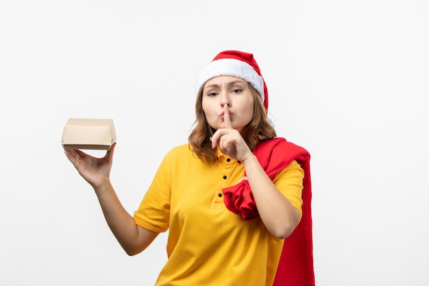 Primo piano sulla giovane donna graziosa che indossa il cappello di natale isolato