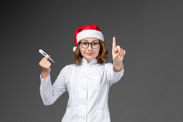 孤立したクリスマス帽子をかぶって若いきれいな女性にクローズアップ