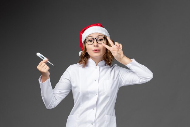 孤立したクリスマス帽子をかぶって若いきれいな女性にクローズアップ