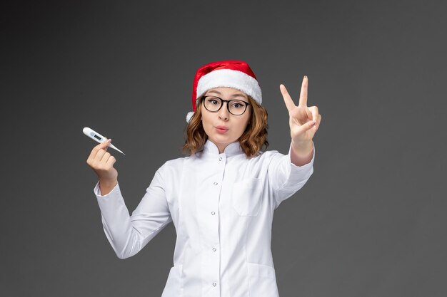 孤立したクリスマス帽子をかぶって若いきれいな女性にクローズアップ