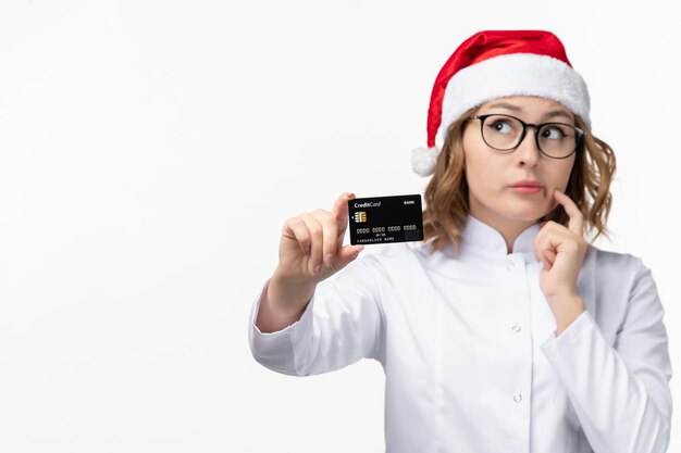 孤立したクリスマス帽子をかぶって若いきれいな女性にクローズアップ