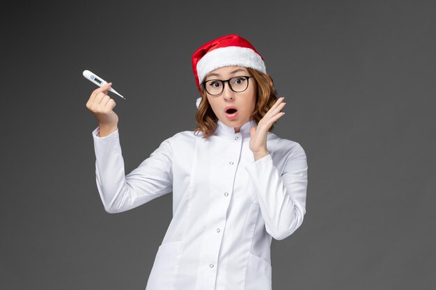 孤立したクリスマス帽子をかぶって若いきれいな女性にクローズアップ