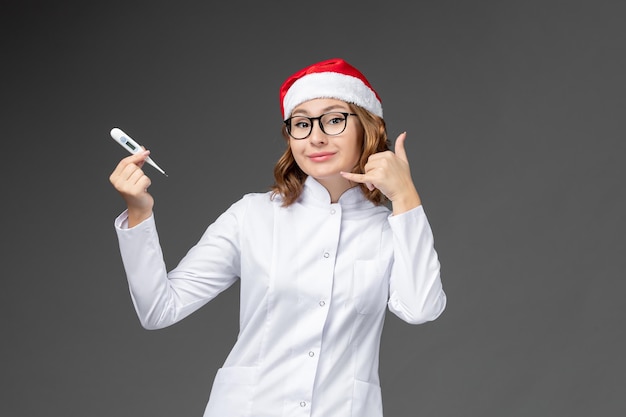 孤立したクリスマス帽子をかぶって若いきれいな女性にクローズアップ