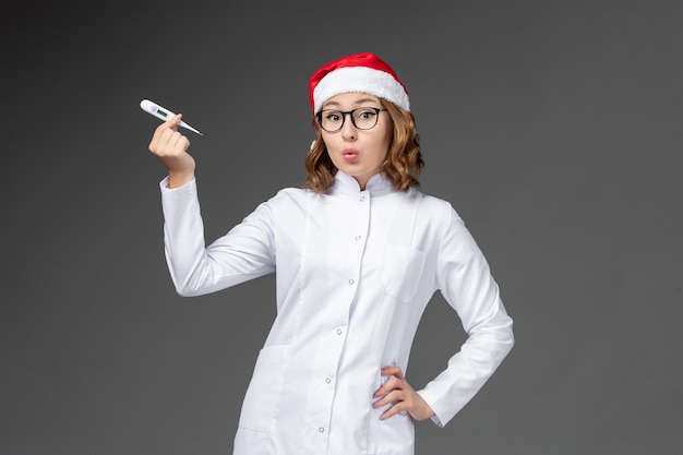 孤立したクリスマス帽子をかぶって若いきれいな女性にクローズアップ