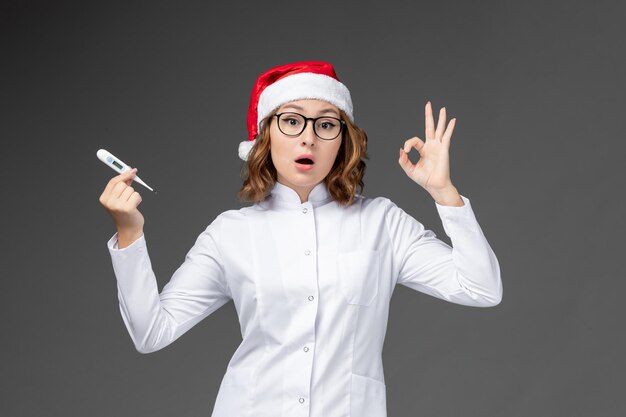 孤立したクリスマス帽子をかぶって若いきれいな女性にクローズアップ