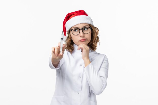 孤立したクリスマス帽子をかぶって若いきれいな女性にクローズアップ