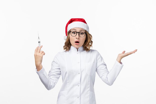 孤立したクリスマス帽子をかぶって若いきれいな女性にクローズアップ