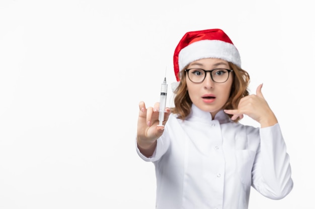 孤立したクリスマス帽子をかぶって若いきれいな女性にクローズアップ