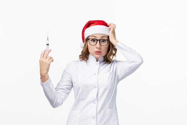 孤立したクリスマス帽子をかぶって若いきれいな女性にクローズアップ