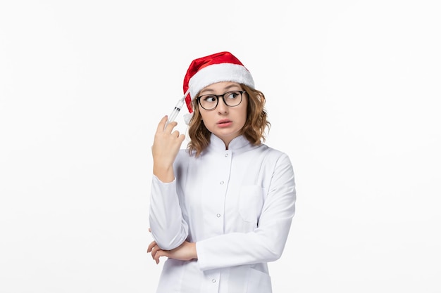 孤立したクリスマス帽子をかぶって若いきれいな女性にクローズアップ