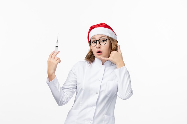 孤立したクリスマス帽子をかぶって若いきれいな女性にクローズアップ