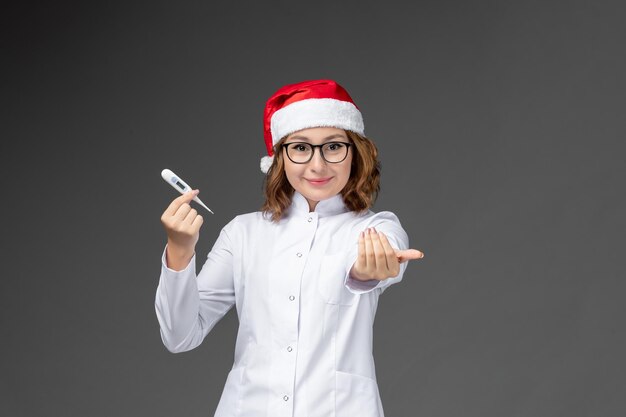 孤立したクリスマス帽子をかぶって若いきれいな女性にクローズアップ