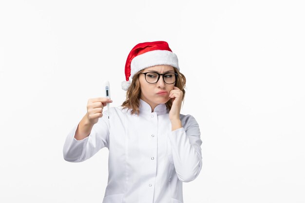 孤立したクリスマス帽子をかぶって若いきれいな女性にクローズアップ