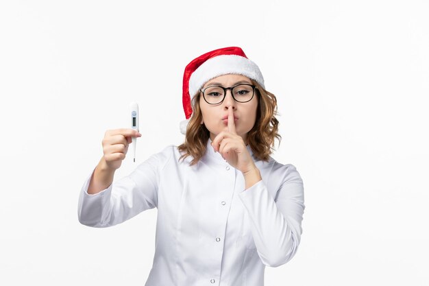 孤立したクリスマス帽子をかぶって若いきれいな女性にクローズアップ