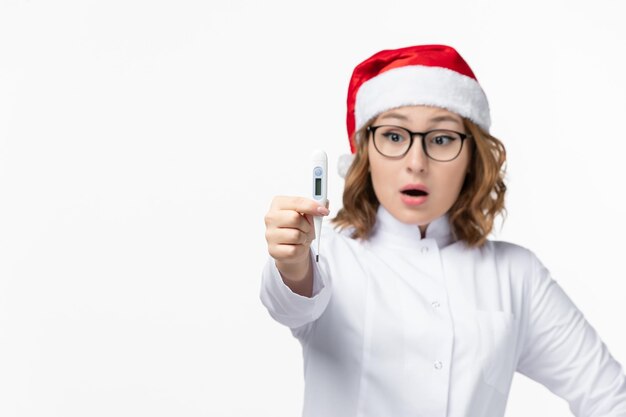 孤立したクリスマス帽子をかぶって若いきれいな女性にクローズアップ