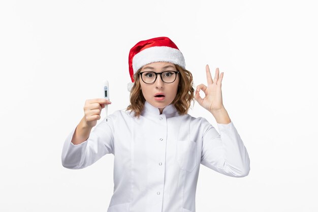 孤立したクリスマス帽子をかぶって若いきれいな女性にクローズアップ