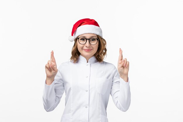 孤立したクリスマス帽子をかぶって若いきれいな女性にクローズアップ