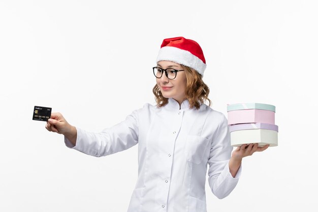 孤立したクリスマス帽子をかぶって若いきれいな女性にクローズアップ