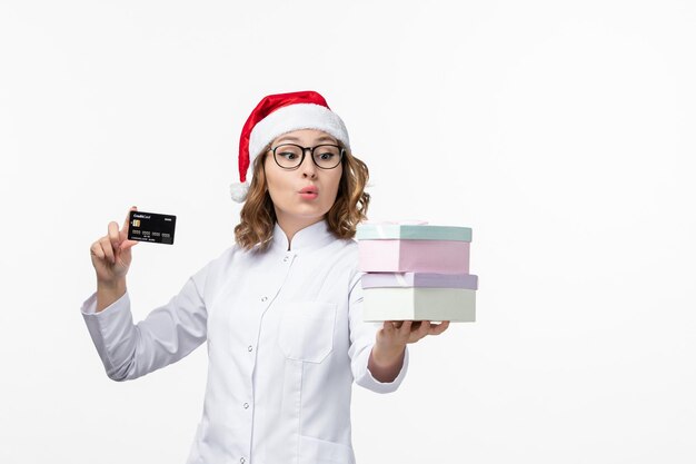 孤立したクリスマス帽子をかぶって若いきれいな女性にクローズアップ