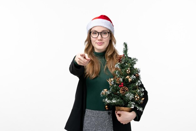 孤立したクリスマス帽子をかぶって若いきれいな女性にクローズアップ