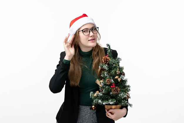 孤立したクリスマス帽子をかぶって若いきれいな女性にクローズアップ