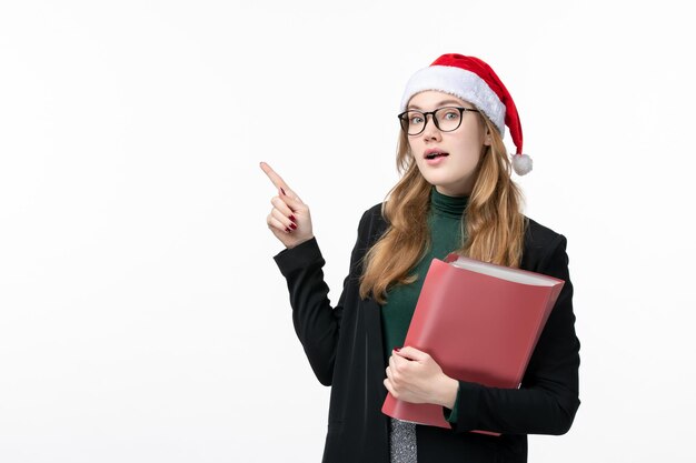 孤立したクリスマス帽子をかぶって若いきれいな女性にクローズアップ