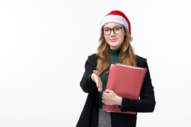 孤立したクリスマス帽子をかぶって若いきれいな女性にクローズアップ