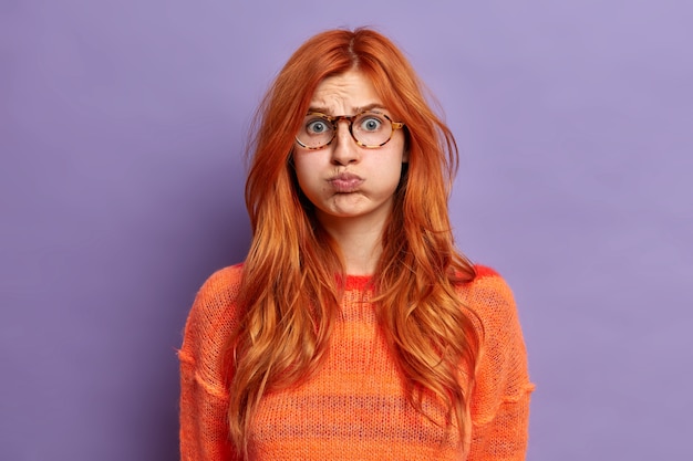 Foto gratuita primo piano su una giovane donna dai capelli rossi che gesturing