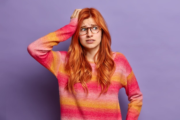 Foto gratuita primo piano su una giovane donna dai capelli rossi che gesturing