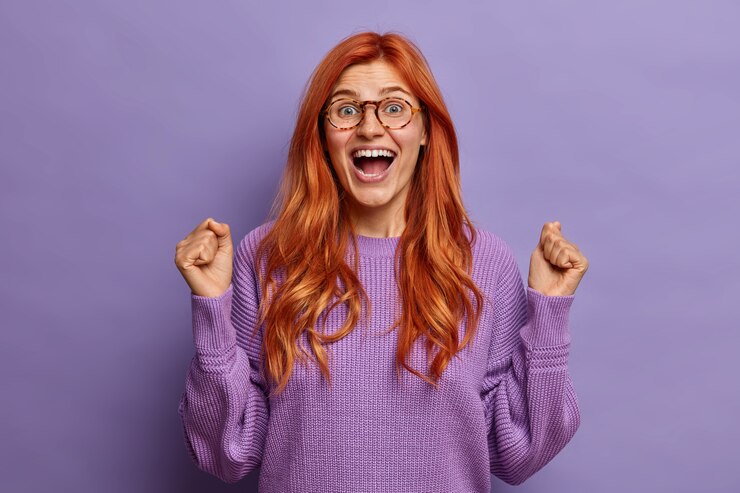 Free Photo close up on young redhead woman gesturing