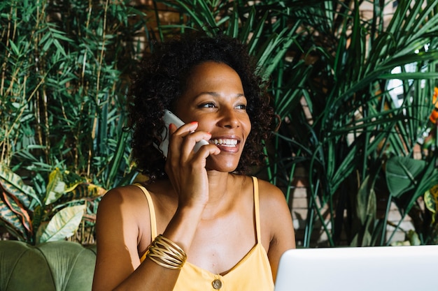 Foto gratuita primo piano di giovane donna sorridente parlando sul cellulare